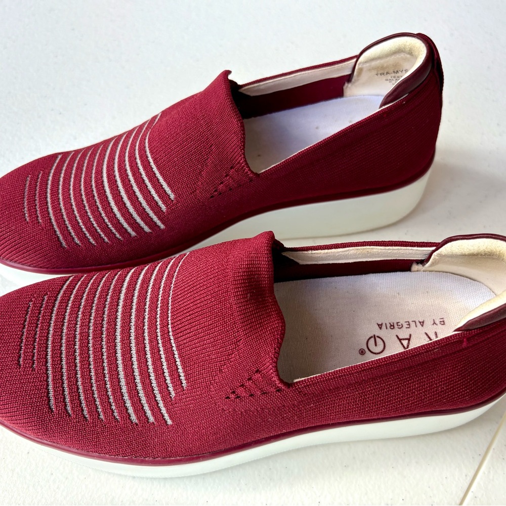 Traq by Alegria Burgundy Mystiq Peeps Platform Slip-On Sneakers Sz 37, 7-7.5 - Picture 12 of 16